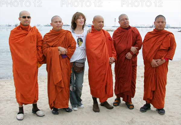 Jane Birkin et les moines Birmans - Festival de Cannes, mai 2008