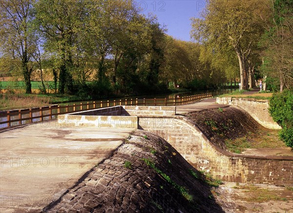 Renneville, vaulted aqueduct, passage of the Hers under the Midi Canal