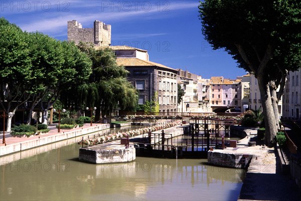 Narbonne, le canal de la Robine, écluse en aval du Pont Voltaire, au fond,  le pont des marchands