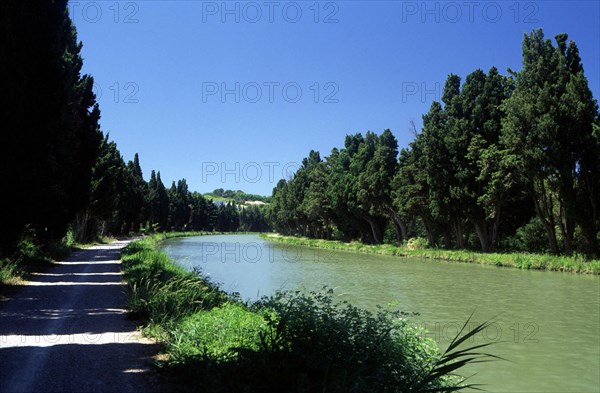 Béziers, environs of the canal-bridge, view towards Fonserannes