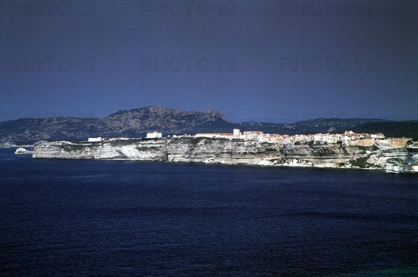Vue de la côte Accore sur Bonifacio, au fond, mont de la Trinité