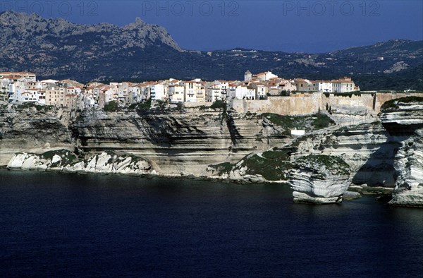 Vue de la côte Accore sur Bonifacio, au fond, mont de la Trinité