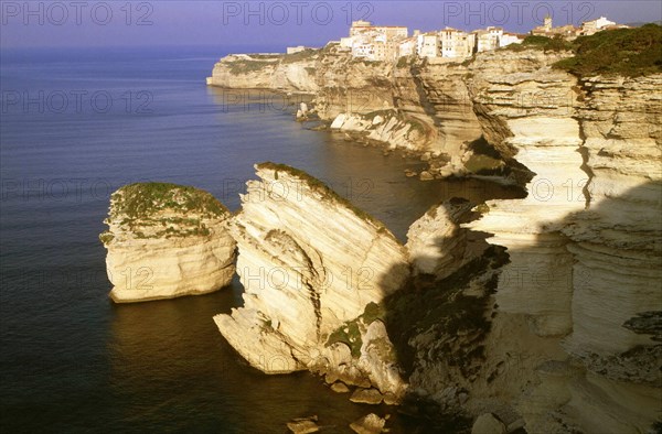 Vue de la côte Accore sur Bonifacio, au fond, mont de la Trinité