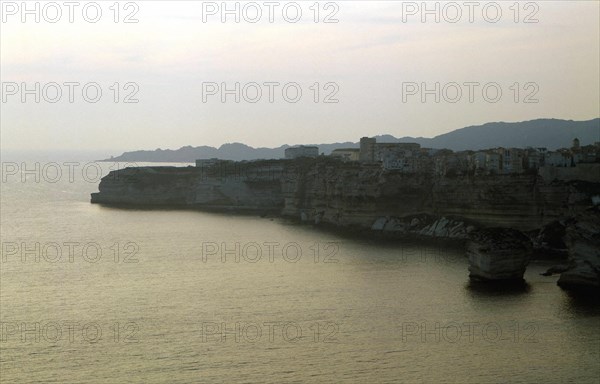 Vue de la côte Accore sur Bonifacio et pointe du Timon, au fond Capo di Feno