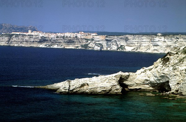 Vue de l'ancienne batterie, côte Accore, vers la côte et Bonifacio