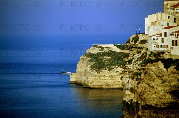 Bonifacio vu en longeant la falaise de la côte Accore