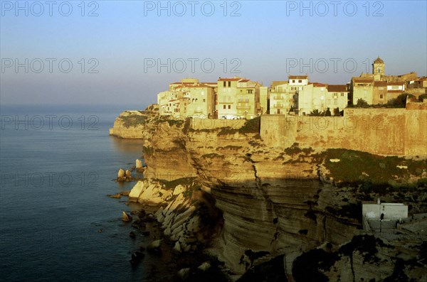 Bonifacio vu en longeant la falaise de la côte Accore