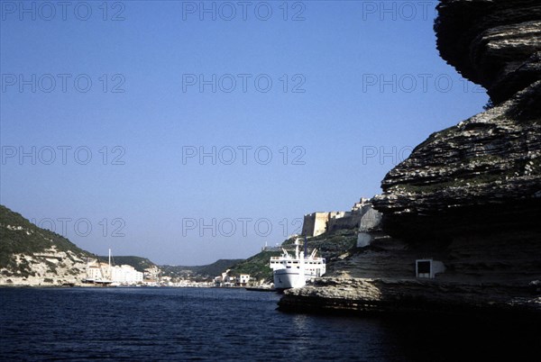 Côte de part et d'autre du phare de la Madonette, à gauche, grotte marine du Sdragonato