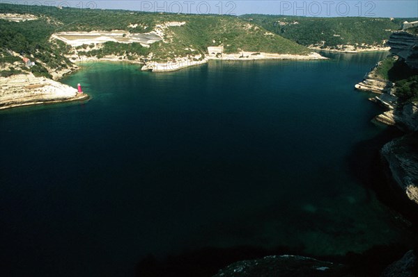 Vue de la citadelle sur le chenal du port de Bonifacio