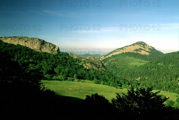 Vue de la D378 en direction de, de g. à dr., rocher des Pradoux, suc de Sara