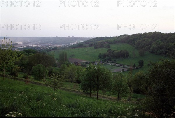 Vue du haut de la rue des Voûtes en direction des bassins St-Gervais et de la Seine