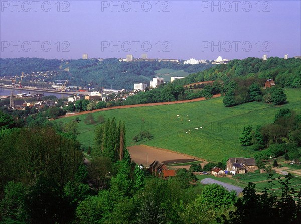 Vue du haut de la rue des Voûtes en direction de la partie sud-ouest du vallon