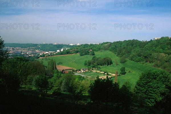 Vue large, du haut de la rue des Voûtes en direction des bassins St-Gervais et de la Seine et du Centre Universitaire