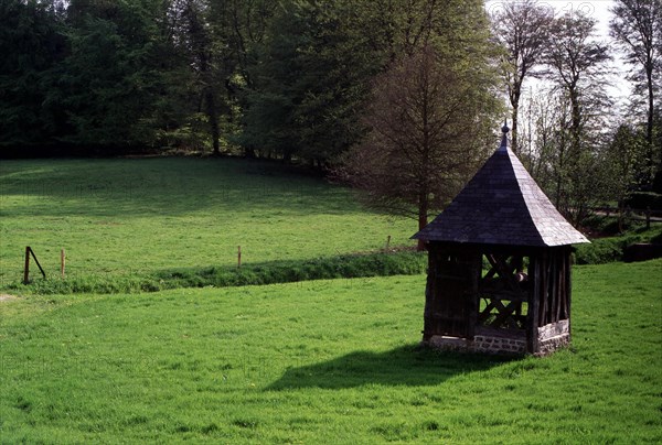 Beauval en Caux, vue de la mairie, petit mobilier rural