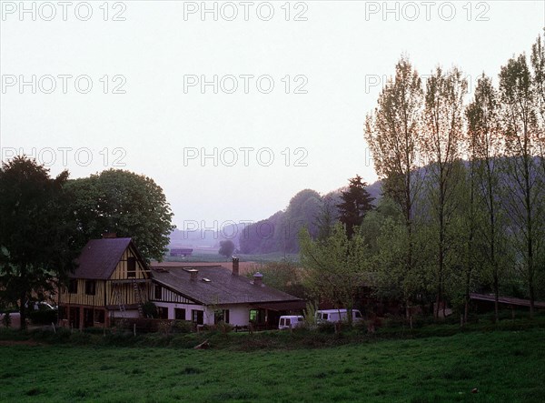 Vue sur l'auberge de Val-au-Cesne en direction de Fonds de Saint-Clair