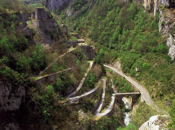 Vue d'ensemble du Fort du Portalet et de ses abords, pont et route d'accès, à partir du chemin de la Mâture