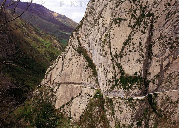 Chemin de la Mâture vu depuis le prolongement supérieur de la route d'accès au Fort, au-dessus des gorges d'Enfer