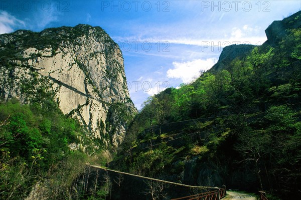 Le Pène de la Mounédère et le chemin de la Mâture, le fort du Portalet et les lacets d'accès, vus du pont d'accès eu fort