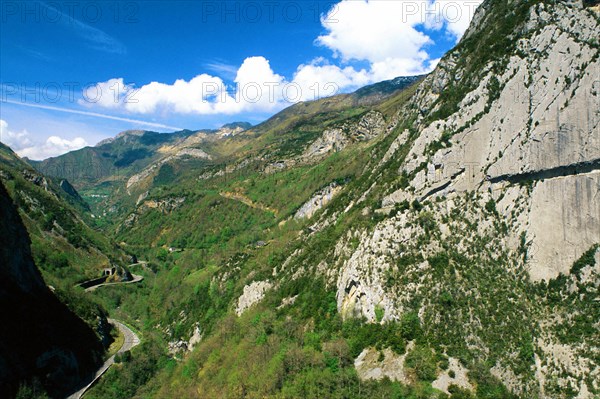 Partie nord du site, vue de la route d'accès au fort