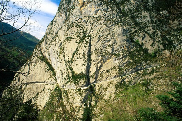 Chemin de la Mâture vu depuis le prolongement supérieur de la route d'accès au fort, au-dessus des gorges d'Enfer