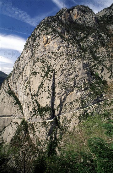 Chemin de la Mâture vu depuis le prolongement supérieur de la route d'accès au fort, au-dessus des gorges d'Enfer