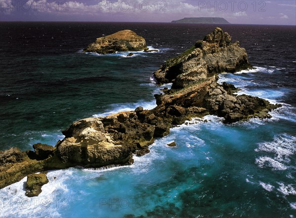 Vue du morne Pavillon sur le pointe des Colibris et la Roche avec au fond La Désirade