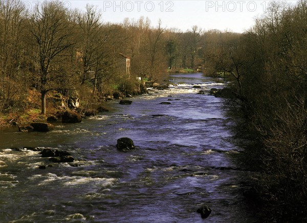 Vue du pont de la D10, vers le moulin d'Ouzilly