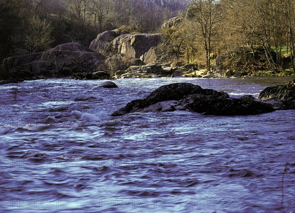 The Gartempe, seen from the footpath; in the background: the rocks of the Portes d'Enfer