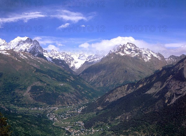 View from the Grand Bois towards the white glacier from Ailefroide to the Yret