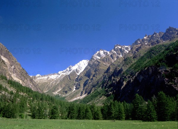 Vue d'Ailefroide en direction de la crête des Pavéous et du clocher de Clouzis