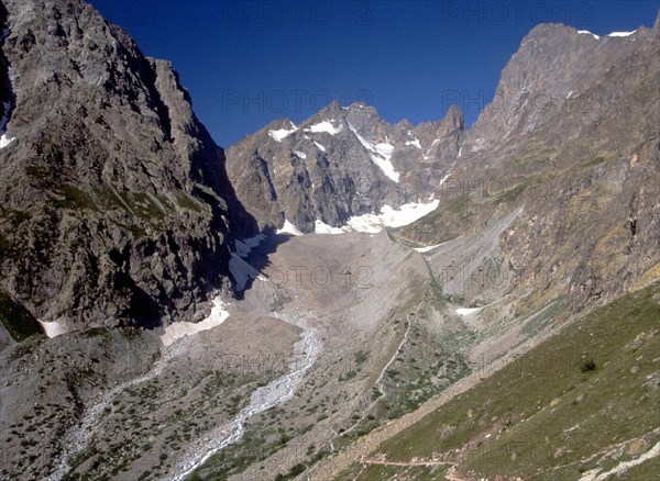 Vue du sentier du glacier blanc vers le glacier noir et sa moraine