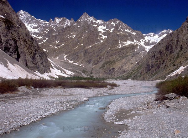 Vue du pont du Ban en direction de la Barre des Ecrins