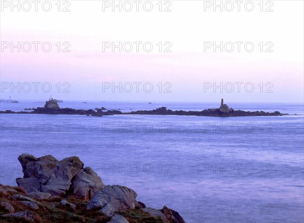 View from the environs of Beg ar Manac'h towards the Northwest: Men ar Bic turret. Tide going out