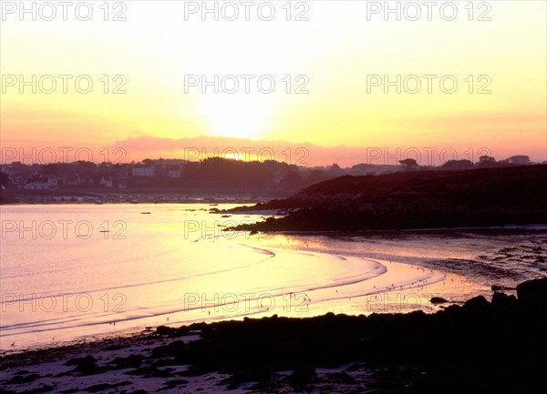 Vue de Trémazan en direction de l'est, plage de Trémazan et Portsall. Marée descendante. Aurore