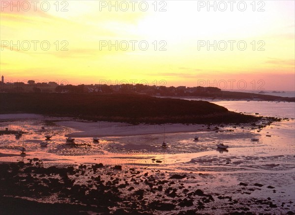 Vue de Kersaint en direction du nord-ouest, plage de Kersaint et Beg ar Galeti. Marée basse. Crépuscule