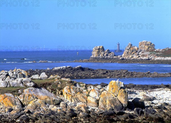 Vue des environs de la pointe de Saint-Gonvel en direction du sud-ouest, île d'Yock et tourelle