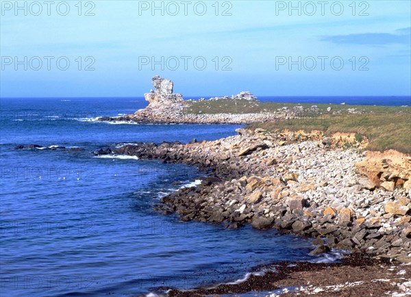 Vue des environs de la pointe de Saint-Gonvel en direction de la pointe et du rocher du Coq. Pleine mer