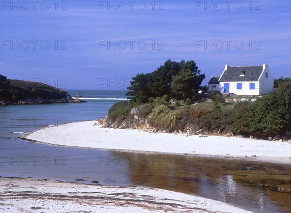 Vue de la D27 au sud de l'anse de Penfoul en direction du nord-ouest (anse de Penfoul). Pleine mer