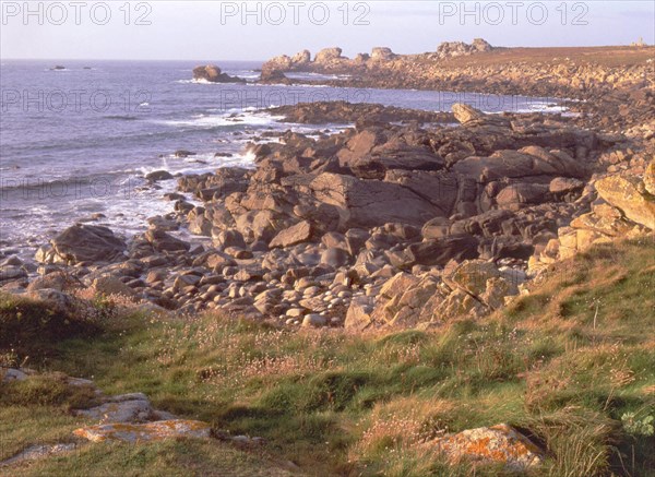 Vue de la D27, aux environs de Kerlaguen, en direction du nord : pointe de Landunvez. Marée basse