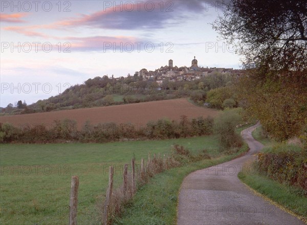 Vue du bas du chemin joignant la D951 à Vézelay, en direction de Vézelay