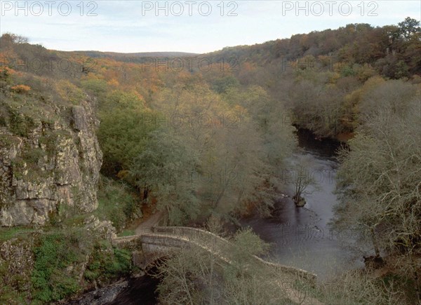 Vue du pont de la D353, entre Pierre-Perthuis et Précy-le-Moult, en direction du sud, l'ancien pont de Pierre-Perthuis et la Cure