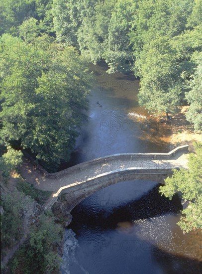 Vue sur l'ancien pont de Pierre-Perthuis