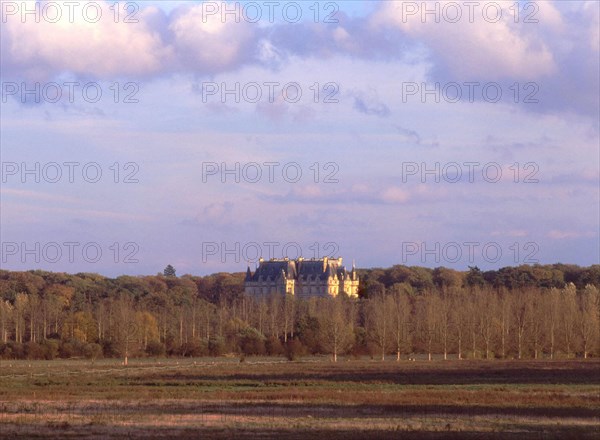 View from the D607 road, at La Pierre Monconseil, towards the Charlement meadow and the Château de Vallière