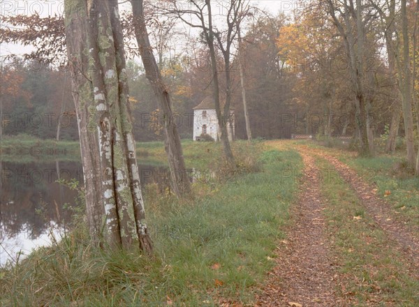 Domaine du château de la Victoire, vue du chemin longeant l'étang en direction du petit pavillon de l'Anguillère