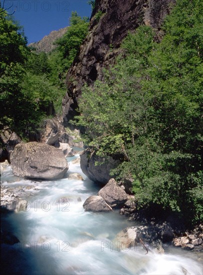 Vue du pont des Claux vers le torrent d'Ailefroide