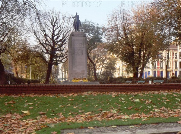 Lille, Vue du square Foch en direction de la statue de Foch et du square Dutilleul