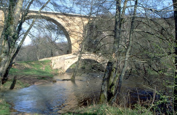 Vue de Pierre-Perthuis en direction de la Cure, l'ancien pont et le pont de la D353