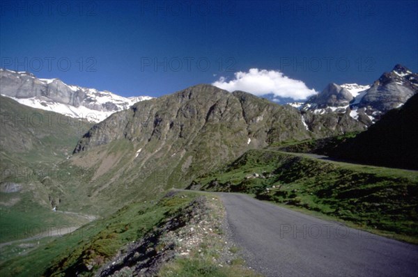 Vue de la D922 vers le cirque de Troumouse et le Cot