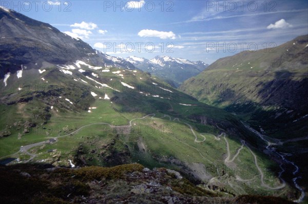 Vue du cirque de Troumouse, route à péage en direction du massif de l'Ardiden
