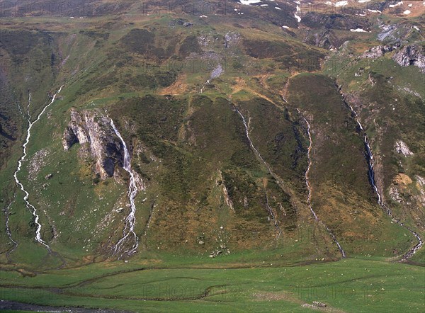 Vue de la route de Gavarnie au barrage d'Ossoue, cascade face à la cabane de Milhas